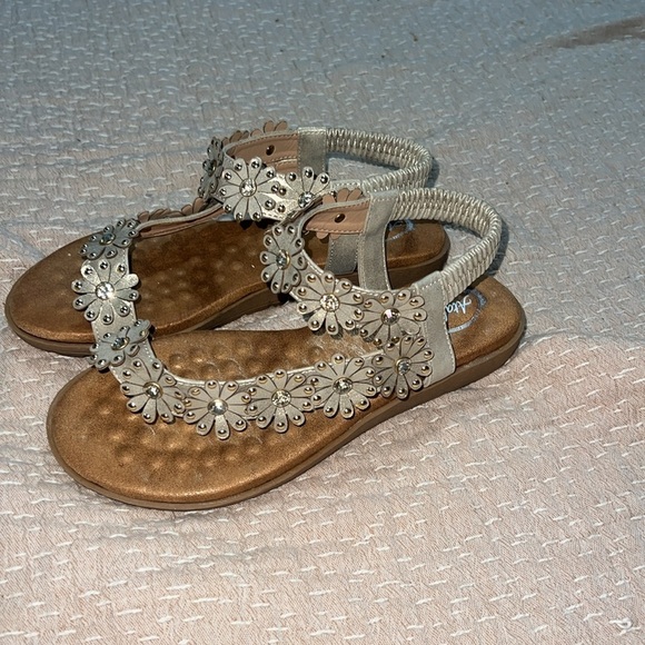 Andiamo flower thong sandal. - Picture 3 of 4